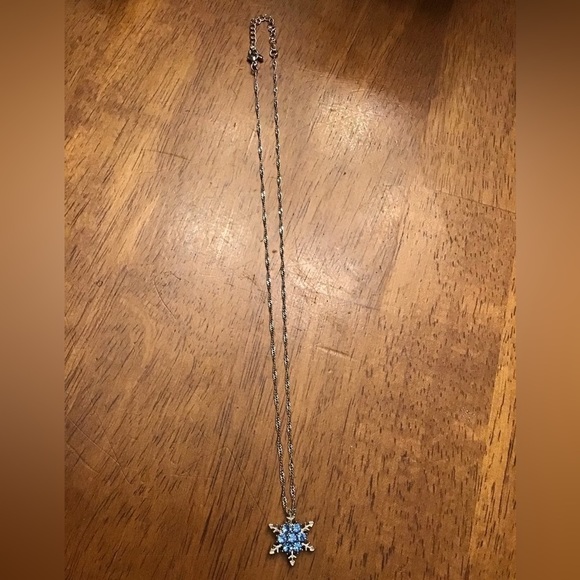 3/$15💐SNOWFLAKE Necklace - Picture 1 of 2